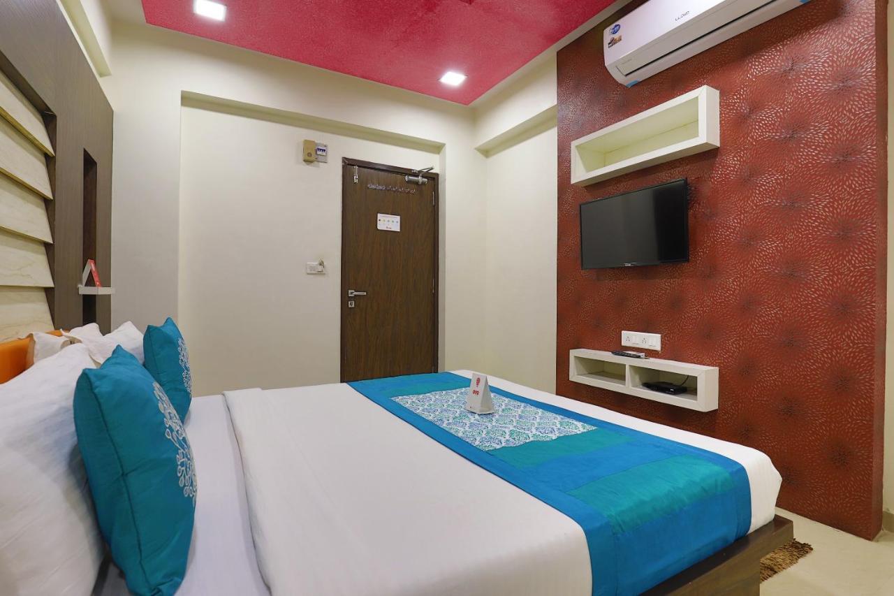 Oyo 9238 Hotel Meet Palace Naroda Exterior photo
